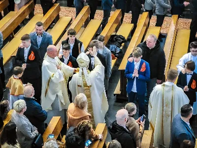 W sobotnie południe 67 naszych młodych parafian przyjęło sakrament bierzmowania. Po dwóch latach przygotowań wyrazili przed bpem Janem Wątrobą swoje pragnienie świadczenia o wierze i życia według jej zasad. Jako motto ich wzrostu w dojrzałości chrześcijańskiej Ksiądz Biskup zaproponował słowa św. Piotra: "Trzeba słuchać bardziej Boga niż ludzi".
Fot. Piotr Reszko i Katarzyna Franiszyn-Luciano