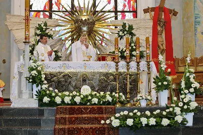 Maj to dla wielu najpiękniejszy miesiąc w roku. W liturgii Kościoła szczególnie wtedy czcimy Maryję oraz radujemy się ze Zmartwychwstania Pańskiego. W niedzielę 8 maja w naszej Katedrze dzieci z klas III doświadczyły równie wielkiej radości po raz pierwszy w pełni uczestnicząc we Mszy Świętej. To niezwykłe spotkanie z Chrystusem w Komunii Świętej zostało poprzedzone przygotowaniem poprzez katechezy w szkole i spotkania w parafii, a także spowiedzią. Poprzez niedzielne Eucharystie o godz. 12.00 i 13.30 celebrowane przez ks. Krzysztofa Gołąbka, proboszcza naszej Katedry, 88 dzieci rozpoczęło wielką przygodę z Jezusem ukrytym w Najświętszym Sakramencie. Towarzyszyli im rodzice, którzy wraz ze swoimi dziećmi przygotowywali się do tego wydarzenia, a także najbliższa rodzina. Posługę w liturgii Mszy Świętej pełniły dzieci pierwszokomunijne oraz ich rodzice.
Wielka radość serc dzieci komunijnych promieniowała na wszystkich uczestników Mszy Świętej i przypominała zebranym na liturgii, że spotkanie z Jezusem Eucharystycznym to przywilej i wielkie szczęście. Czas tej wielkiej radości został przedłużony przez „Biały Tydzień”, w którym dzieci uczestniczyły w wieczornej Eucharystii, przyjmując Jezusa do swoich serc. 

Wszystkim dzieciom, które w tym roku przeżywały swoją Pierwszą Komunię Świętą, życzymy, aby nie gasł w nich zapał do poznawania Jezusa i Jego nauki, a radość, jaka towarzyszyła tym dniom, była nieodłączną towarzyszką ich spotkań z Jezusem w Eucharystii. A s. Julicie i ks. Julianowi dziękujemy za serce włożone w przygotowanie dzieci do tego wielkiego wydarzenia.

fot. Paweł Styka