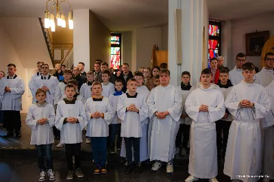 W Wielki Czwartek o godz. 10.00 w naszej Katedrze bp Jan Wątroba przewodniczył Mszy Krzyżma. Jest ona wyrazem jedności i wspólnoty duchowieństwa diecezji. Podczas tej Mszy Świętej biskup poświęcił olej chorych, katechumenów oraz olej krzyżma. Księża koncelebrujący z biskupem Eucharystię odnowili przyrzeczenia kapłańskie. W koncelebrze wzięli udział bp Kazimierz Górny, bp Edward Białogłowski oraz ponad 200 kapłanów z całej diecezji. W Eucharystii wzięli również udział licznie zebrani ministranci, lektorzy, animatorzy, ceremoniarze, członkowie scholi parafialnych i dziewczęcej służby maryjnej. Podczas Mszy Świętej zaśpiewał chór męski pod dyrekcją ks. Andrzeja Widaka. Przy organach zasiadł ks. Julian Wybraniec. fot. Piotr Szorc