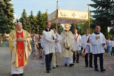 W piątek 8 czerwca obchodziliśmy Uroczystość Najświętszego Serca Pana Jezusa. Jest to nasze święto patronalne złączone z możliwością zyskania odpustu zupełnego. Uroczystej sumie odpustowej przewodniczył bp Kazimierz Górny. Kaznodzieją odpustowym był ks. Mieczysław Lignowski. fot. Joanna Prasoł