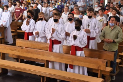 Mszą Świętą w naszej Katedrze rozpoczęły się XVI Mistrzostwa Polski Liturgicznej Służby Ołtarza w piłce nożnej o puchar „KnC”. W rozgrywkach 28 i 29 lipca 2021 r. weźmie udział 72 drużyny z 20 diecezji i 2 prowincji zakonnych. Zawody odbywają się ku pamięci śp. ks. Tomasza Blicharza.  Eucharystii przewodniczył bp Jan Wątroba. Mszę św. koncelebrowało ponad 40 księży – głównie opiekunowie drużyn sportowych z różnych diecezji. W Eucharystii uczestniczyła Stanisława Blicharz i Marcin Blicharz, mama i brat ks. Tomasz Blicharza, któremu dedykowany jest tegoroczny turniej (ks. Blicharz był przez wiele lat duszpasterzem Liturgicznej Służby Ołtarza Diecezji Rzeszowskiej, a także inicjatorem i głównym organizatorem poprzednich edycji mistrzostw LSO, które odbyły się w Rzeszowie w 2016 i 2018 r. Zmarł 17 października 2020 r. w wieku 39 lat). Po Mszy św. sportowcy z Liturgicznej Służby Ołtarza rozjechali się do czterech hal sportowych i na 8 Orlików na terenie Rzeszowa, Łąki, Trzebowniska i Tyczyna.  W zawodach uczestniczy 72 drużyny z 20 diecezji i 2 prowincji zakonnych w Polsce – jest to blisko 800 sportowców. Rywalizacja odbywa się w trzech kategoriach wiekowych: ministrant (roczniki urodzenia 2009-2013), lektor młodszy (2005-2008) i lektor starszy (2000-2004).  Diecezje rzeszowską reprezentują parafie: Gorlice (pw. Narodzenia NMP) i Rzeszów (pw. Bożego Ciała) w kategorii ministrant; Górno, Łowisko i Błażkowa w kategorii lektor młodszy oraz Zaczernie, Cmolas, Hermanowa, Rzeszów (pw. św. Mikołaja) i Tarnowiec w kategorii lektor starszy.  W poniedziałek, 28 czerwca zostaną rozegrane eliminacje. Drugi dzień zawodów również rozpocznie się Mszą św. w rzeszowskiej katedrze – Eucharystii będzie przewodniczył bp Edward Białogłowski. Ceremonię wręczenia nagród i zakończenia przewidziano na godz. 15.00 w Hali Sportowej Młodzieżowego Ośrodka Socjoterapii przy ul. Miłocińskiej w Rzeszowie.  Głównym organizatorem turnieju jest miesięcznik „KnC” – „Króluj nam Chryste”. Gospodarzami są: Diecezja Rzeszowska i Liturgiczna Służba Ołtarza Diecezji Rzeszowskiej.  Tekst i zdjęcia: ks. Tomasz Nowak 