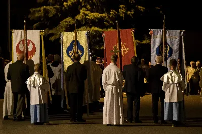 W piątek 13 września przeżywaliśmy uroczyste Nabożeństwo Fatimskie. Mszy Świętej przewodniczył ks. Jacek Pasela. Kazanie wygłosił ks. Michał Domasik. O godz. 18.40 zostały przedstawione prośby i podziękowania do Matki Bożej Fatimskiej, w intencji których sprawowana była także Msza Święta. Śpiewał chór z parafii pw. Św. Jadwigi Królowej pod dyrekcją Marcina Kaławaja. Po Mszy Świętej wyruszyła procesja z figurą Matki Bożej i relikwiami świętych Dzieci Fatimskich. Nabożeństwo zakończył Apel Jasnogórski. Dziękujemy parafii pw. Św. Jadwigi Królowej za przygotowanie liturgii oraz parafii pw. Michała Archanioła za prowadzenie modlitwy różańcowej. fot. Joanna Prasoł 