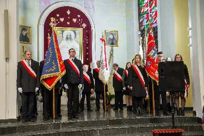 Uroczystość Chrystusa Króla to także święto Akcji Katolickiej i KSM-u. Centralnej uroczystości w Katedrze przewodniczył biskup diecezjalny Jan Wątroba. Eucharystię koncelebrowało 25 księży, wśród nich ks. Stanisław Potera – asystent diecezjalny AK i ks. Tomasz Ryczek – asystent diecezjalny KSM. Po wyznaniu wiary 88 młodych osób złożyło przyrzeczenie Katolickiego Stowarzyszenia Młodzieży. Obrzęd przyrzeczenia prowadził Paweł Grodzki – prezes KSM Diecezji Rzeszowskiej. Ceremonia zakończyła się odśpiewaniem hymnu KSM i zawołaniem: „Przez cnotę, naukę i pracę, służyć Bogu i Ojczyźnie, Gotów!”

Po Komunii św. bp Jan Wątroba, razem z ks. Stanisławem Poterą, wręczył nominacje 20 nowym prezesom oddziałów parafialnych Akcji Katolickiej. Krótkie przemówienia wypowiedzieli kolejno: Jeremi Kalkowski – prezes Zarządu Diecezjalnego Instytutu AK i Paweł Grodzki.

Po Komunii św. wszyscy zebrani uklękli przed Najświętszym Sakramentem. Biskup Ordynariusz odczytał Jubileuszowy Akt Przyjęcia Jezusa Chrystusa za Króla i Pana.

Po Mszy św. bp Jan Wątroba wręczył odznaki i legitymacje nowym członkom KSM.

fot. Fotografiarzeszow