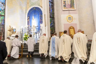 W poniedziałek 13 czerwca miało miejsce kolejne w tym roku uroczyste Nabożeństwo Fatimskie. O godz. 18.40 zostały przedstawione prośby i podziękowania do Matki Bożej Fatimskiej, w intencji których sprawowana była także Msza Święta o godz. 19.00. Eucharystii przewodniczył i homilię wygłosił ks. Tadeusz Pindara. Po Mszy Świętej ks. Tomasz Bać wraz z parafianami parafii Bożego Miłosierdzia przewodniczyli modlitwie różańcowej przy figurze Matki Bożej Fatimskiej. Nabożeństwo zakończył Apel Jasnogórski. Dziękujemy parafii pw. Matki Bożej Częstochowskiej w Rzeszowie (Drabinianka) za przygotowanie liturgii oraz parafii pw. Miłosierdzia Bożego (Biała) za prowadzenie modlitwy różańcowej. fot. Joanna Prasoł