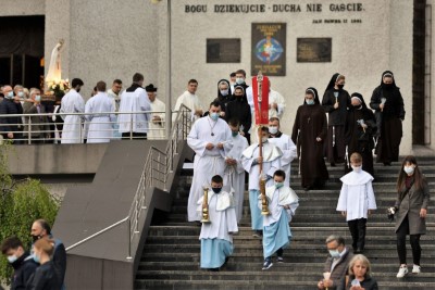 W czwartek 13 maja przeżywaliśmy uroczyste Nabożeństwo Fatimskie. Naszym modlitwom przewodniczył ks. dr Sławomir Jeziorski, prefekt i wykładowca Wyższego Seminarium Duchownego w Rzeszowie. O godz. 18.45 zostały przedstawione prośby i podziękowania do Matki Bożej Fatimskiej, w intencji których sprawowana była także Msza Święta. W koncelebrze uczestniczył ks. Piotr Tarnawski, radca Nuncjatury Apostolskiej w Moskwie, ks. Jan Młynarczyk, emerytowany proboszcz parafii Matki Bożej Królowej Polski i św. Jana Kantego w Sandomierzu i ks. Krzysztof Gołąbek, proboszcz parafii katedralnej i kustosz sanktuarium. Po Mszy Świętej wyruszyła procesja z figurą Matki Bożej. Nabożeństwo zakończył Apel Jasnogórski. fot. Małgorzata Ryndak