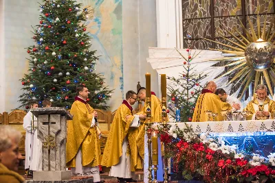 Pasterce w naszej Katedrze przewodniczył bp Jan Wątroba. Czuwanie przed Pasterką prowadziła młodzież naszej parafii. fot. Fotografiarzeszow