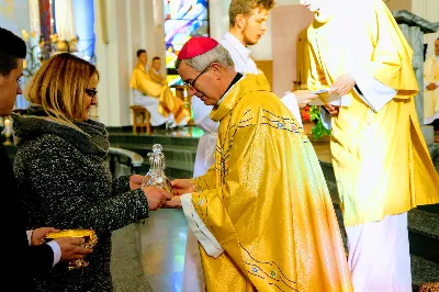 „Jesteśmy na świecie, aby stać pod krzyżem, głosić prawdę o krzyżu i bronić krzyża. W nim jest cała nasza nadzieja” – powiedział bp Jan Wątroba w dniu Uroczystości Jezusa Chrystusa Króla Wszechświata w rzeszowskiej katedrze. Podczas Mszy św. nowi członkowie Katolickiego Stowarzyszenia Młodzieży złożyli przyrzeczenie, a prezesi oddziałów parafialnych Akcji Katolickiej otrzymali nominacje.  Mszy św. przewodniczył bp Jan Wątroba. W koncelebrze uczestniczyli infułaci: ks. Stanisław Mac, ks. Wiesław Szurek i ponad 20 księży, wśród nich ks. Stanisław Potera, asystent diecezjalny Akcji Katolickiej (AK) i ks. Tomasz Ryczek, asystent diecezjalny Katolickiego Stowarzyszenia Młodzieży (KSM).  Po wyznaniu wiary 73 młode osoby złożyły przyrzeczenie Katolickiego Stowarzyszenia Młodzieży.  Po Komunii św. bp Jan Wątroba, razem z ks. Stanisławem Poterą, wręczył nominacje 19 nowym prezesom oddziałów parafialnych Akcji Katolickiej.  Na zakończenie Mszy św. bp Wątroba, na prośbę ks. Krzysztofa Gołąbka, proboszcza parafii katedralnej, wręczył dyplomy ceremoniarza Rafałowi Waszczakowi i Dawidowi Różańskiemu, długoletnim członkom Liturgicznej Służby Ołtarza w parafii katedralnej.  fot. Andrzej Kotowicz