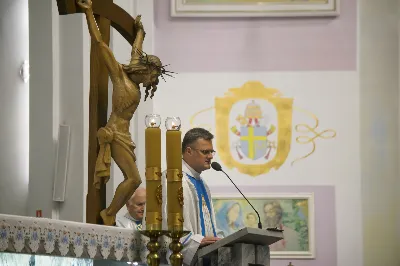 13 października 2020 roku przeżywaliśmy ostatnie w tym roku uroczyste Nabożeństwo Fatimskie. O godz. 18.40 zostały przedstawione prośby i podziękowania do Matki Bożej Fatimskiej, w intencji których sprawowana była Msza Święta o godz. 19.00. Po Mszy Świętej odbyła się procesja różańcowa, zakończona Apelem Jasnogórskim. Nabożeństwo poprowadził ks. dr Paweł Synoś – delegat biskupa ds. formacji stałej kapłanów Diecezji Rzeszowskiej, a szczególną intencją była modlitwa o powołania.