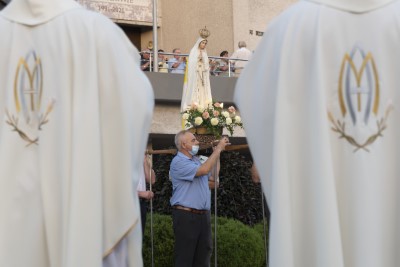 We wtorek 13 lipca przeżywaliśmy uroczyste Nabożeństwo Fatimskie. Naszym modlitwom przewodniczył ks. Patryk Chmielewski SDB. O godz. 18.40 zostały przedstawione prośby i podziękowania do Matki Bożej Fatimskiej, w intencji których sprawowana była także Msza Święta. Po Mszy Świętej wyruszyła procesja z figurą Matki Bożej. Nabożeństwo zakończył Apel Jasnogórski. fot. Joanna Prasoł