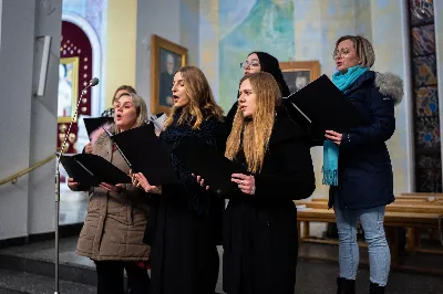 „Nasza wdzięczność jest szczególna wobec osób konsekrowanych za ich czytelne świadectwo wiary i za to, że żyjąc wiarą na co dzień ukazują chrystusowy styl życia” – mówił biskup Jan Wątroba podczas Mszy św. w katedrze rzeszowskiej w święto Ofiarowania Pańskiego. W Eucharystii, z okazji swojego święta patronalnego, uczestniczyły osoby konsekrowane posługujące w diecezji rzeszowskiej.
Mszy św. w katedrze rzeszowskiej przewodniczył bp Jan Wątroba, który modlił się w intencji osób konsekrowanych, przeżywających w święto Ofiarowania Pańskiego (02.02.) swoje święto patronalne. Eucharystię koncelebrował ks. Stanisław Kamiński, wikariusz biskupi ds. zakonnych, a także 9 kapłanów.
Na początku Mszy św. ks. Stanisław Kamiński powitał zebranych i wprowadził w przeżywaną liturgię. Następnie odbył się obrzęd błogosławieństwa świec i procesja z dolnego kościoła do głównej części katedry rzeszowskiej
Homilię wygłosił bp Jan Wątroba, który w pierwszej części, odnosząc się do przeżywanego święta, nawiązał do postawy Matki Najświętszej i św. Józefa. „Maryja uczy nas, że wierność Bogu oznacza wypełnianie prawa Bożego. Ona wypełniła wszystko bez wyjątku. Choć sama nie potrzebowała oczyszczenia, pozostała jednak posłuszna prawu. Skromna, prosta, uboga kobieta, poddana Bogu. W postawie Maryi i Józefa można dostrzec piękną lekcję dla rodziców i wychowawców. Rodzice powinni przedstawiać, czyli zawierzać swoje dzieci Panu Bogu. To jest gest wdzięczności wobec Stwórcy, a także znak wielkiej pokory wobec niełatwej misji rodzicielskiej i wychowawczej. Pełny rozwój człowieka dokonuje się dzięki Bożej łasce, a rodzice powinni się czuć narzędziem Bożej łaski, dlatego powinni często błogosławić swoje dzieci, modlić się za nie i z nimi oraz wciąż na nowo zawierzać je Panu Bogu” – mówił bp Wątroba.
Biskup Rzeszowski odnosząc się do obchodzonego Dnia życia konsekrowanego powiedział: „Trzy elementy wspólnoty: słowo, wierność i otwarcie na Ducha Świętego stanowią istotę życia każdej osoby konsekrowanej. Rozważać słowo Boże, trwać wiernie na modlitwie i być otwartym na to, co Duch Święty chce nam powiedzieć, to wypełnić powołanie do życia konsekrowanego, a jednocześnie wyznać wiarę w Kościół Chrystusowy. Nasza wdzięczność jest szczególna wobec osób konsekrowanych za ich czytelne świadectwo wiary i za to, że żyjąc wiarą na co dzień ukazują chrystusowy styl życia. Towarzyszą nam przez swoją pełną zatroskania miłosierną obecność, ale także przez milczącą obecność przepełnioną modlitwą w intencjach Kościoła, świata, a także poszczególnych osób i wspólnot”.
Po homilii osoby konsekrowane zgromadzone w katedrze odnowiły swoje przyrzeczenia.
Na zakończenie liturgii s. Agata Jakieła CSFN, referentka diecezjalna ds. życia konsekrowanego, podziękowała bp. Janowi Wątrobie za przewodniczenie liturgii i modlitwę w intencji osób życia konsekrowanego.
W Eucharystii w rzeszowskiej katedrze uczestniczyło prawie 100 osób życia konsekrowanego, a pośród nich ojcowie i bracia zakonni, siostry zakonne, wdowy i dziewice konsekrowane oraz członkowie instytutów świeckich. Śpiewy podczas liturgii wykonała Katedralna Schola Liturgiczna pod dyrekcją ks. Juliana Wybrańca, a przy organach zasiadł katedralny organista – Wiesław Siewierski. 

fot. Jola Warchoł