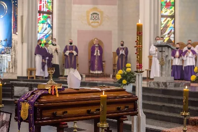 W czwartek 5 listopada o godz. 11.00 Mszą Świętą pogrzebową pożegnaliśmy śp. ks. inf. Stanisława Maca - pierwszego proboszcza i budowniczego Rzeszowskiej Katedry, byłego prepozyta Kapituły Katedralnej i długoletniego dziekana dekanatu Rzeszów – Katedra.  Mszy Świętej przewodniczył bp Jan Wątroba, homilię wygłosił ks. Stanisław Potera. W koncelebrze uczestniczył bp Stanisław Jamrozek - biskup pomocniczy przemyski i ok. 50 księży. fot. Dariusz Kamiński Fotografiarzeszow