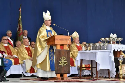 W niedzielę 29 sierpnia 2021 r. w Parku Papieskim w Rzeszowie odbyły się Dożynki Diecezjalne. Mimo deszczowej pogody do Parku Papieskiego przyjechało 57 delegacji z parafii diecezji rzeszowskiej z 65 wieńcami. Tegoroczną obsługę dożynek, w tym przygotowanie liturgii, zapewnili wierni i duszpasterze z dekanatu Rzeszów Wschód. Przed Mszą św. członkowie Stowarzyszenia Przyjaciół Ziemi Słocińskiej zaprezentowali program słowno-muzyczny. Podczas Mszy św. wystąpił chór z parafii św. Rocha w Rzeszowie pod dyrekcją Krzysztofa Husa oraz Gminna Orkiestra Dęta z Krasnego. Przed rozpoczęciem Mszy św. ks. Jerzy Uchman, diecezjalny duszpasterz rolników, przywitał przybyłych do Rzeszowa rolników, ogrodników, sadowników i pszczelarzy, wśród nich starostów dożynek: Marka Leśniewskiego i Teresę Kilar z parafii św. Rocha w Rzeszowie. Mszy św. przewodniczył bp Jan Wątroba. W koncelebrze uczestniczył bp Kazimierz Górny, ks. Wiesław Szurek oraz blisko dwudziestu księży. W długiej procesji z darami do ołtarza podeszły delegacje wszystkich obecnych parafii przynosząc chleby, wino, miód i owoce. Na zakończenie liturgii Biskup Rzeszowski pobłogosławił przyniesione płody ziemi. Po błogosławieństwie poszczególne delegacje, przedstawiane przez ks. Rafała Flaka, dyrektora Wydziału Duszpasterskiego Kurii Diecezjalnej w Rzeszowie, zaprezentowały swoje wieńce.  Fot. ks. Tomasz Nowak