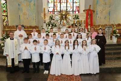 Maj to dla wielu najpiękniejszy miesiąc w roku. W liturgii Kościoła szczególnie wtedy czcimy Maryję oraz radujemy się ze Zmartwychwstania Pańskiego. W niedzielę 8 maja w naszej Katedrze dzieci z klas III doświadczyły równie wielkiej radości po raz pierwszy w pełni uczestnicząc we Mszy Świętej. To niezwykłe spotkanie z Chrystusem w Komunii Świętej zostało poprzedzone przygotowaniem poprzez katechezy w szkole i spotkania w parafii, a także spowiedzią. Poprzez niedzielne Eucharystie o godz. 12.00 i 13.30 celebrowane przez ks. Krzysztofa Gołąbka, proboszcza naszej Katedry, 88 dzieci rozpoczęło wielką przygodę z Jezusem ukrytym w Najświętszym Sakramencie. Towarzyszyli im rodzice, którzy wraz ze swoimi dziećmi przygotowywali się do tego wydarzenia, a także najbliższa rodzina. Posługę w liturgii Mszy Świętej pełniły dzieci pierwszokomunijne oraz ich rodzice.
Wielka radość serc dzieci komunijnych promieniowała na wszystkich uczestników Mszy Świętej i przypominała zebranym na liturgii, że spotkanie z Jezusem Eucharystycznym to przywilej i wielkie szczęście. Czas tej wielkiej radości został przedłużony przez „Biały Tydzień”, w którym dzieci uczestniczyły w wieczornej Eucharystii, przyjmując Jezusa do swoich serc. 

Wszystkim dzieciom, które w tym roku przeżywały swoją Pierwszą Komunię Świętą, życzymy, aby nie gasł w nich zapał do poznawania Jezusa i Jego nauki, a radość, jaka towarzyszyła tym dniom, była nieodłączną towarzyszką ich spotkań z Jezusem w Eucharystii. A s. Julicie i ks. Julianowi dziękujemy za serce włożone w przygotowanie dzieci do tego wielkiego wydarzenia.

fot. Paweł Styka