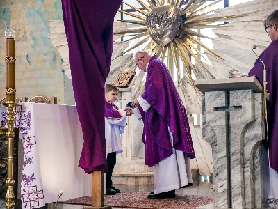 W V Niedzielę Wielkiego Postu, podczas Mszy Świętej o godz. 12:00, ks. Krzysztof Gołąbek – proboszcz naszej Katedry, przyjął do grona Liturgicznej Służby Ołtarza siedmiu nowych ministrantów. Po odpowiednim przygotowaniu, pod czujnym okiem ks. Pawła Wójcika oraz animatorów Adama i Miłosza, chłopcy otrzymali stopień ministranta choralisty – po raz pierwszy założyli kołnierzyki i otrzymali legitymacje ministranckie. To wyjątkowy moment i ogromna radość dla naszej wspólnoty! Podczas Mszy Świętej zaśpiewała Dziewczęca Schola Katedralna. Serdecznie gratulujemy chłopcom odwagi oraz życzymy wytrwałości w tej pięknej służbie przy Ołtarzu Pana Jezusa. Jeśli chcesz dołączyć do grona ministrantów – serdecznie zapraszamy! Zainteresowanych prosimy o kontakt z ks. Pawłem Wójcikiem.
fot. Antoni Ważny