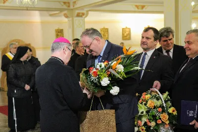 W niedzielę 13 października przeżywaliśmy uroczyste Nabożeństwo Fatimskie z udziałem WSD w Rzeszowie. Mszy Świętej przewodniczył i homilię wygłosił ks. Krystian Winiarski - prefekt WSD. O godz. 18.40 zostały przedstawione prośby i podziękowania do Matki Bożej Fatimskiej, w intencji których sprawowana była także Msza Święta. Po Mszy Świętej wyruszyła procesja z figurą Matki Bożej i relikwiami świętych Dzieci Fatimskich. Nabożeństwo zakończył Apel Jasnogórski. fot. ks. Tomasz Nowak, Joanna Prasoł