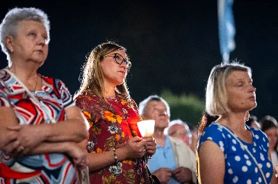 W środę 13 września przeżywaliśmy kolejne w tym roku Nabożeństwo Fatimskie. O godz. 18.40 zostały przedstawione prośby i podziękowania do Matki Bożej Fatimskiej, w intencji których sprawowana była także Msza Święta. Eucharystii przewodniczył i homilię wygłosił ks. Marek Kotwa – wikariusz parafii pw. Św. Michała Archanioła w Rzeszowie. Po Mszy Świętej wyruszyła procesja z figurą Matki Bożej, podczas której modlitwę różańcową prowadzili przedstawiciele parafii pw. Św. Jadwigi Królowej wraz ze swoimi duszpasterzami: ks. Tomaszem Gałuszką oraz ks. Łukaszem Mariuszycem, zaś figurę Matki Bożej nieśli przedstawiciele Bractwa św. Michała Archanioła, Rycerzy Kolumba oraz Związku Strzeleckiego "Strzelec". Modlitwę ubogaciła obecność Orkiestry Dętej pod dyrekcją Tadeusza Cielaka. Nabożeństwo zakończył Apel Jasnogórski. fot. Jola Warchoł