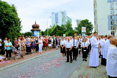 W czwartek w Uroczystość Najświętszego Ciała i Krwi Pańskiej (Boże Ciało) Msza Święta parafialna o godz. 12.00 była sprawowana na osiedlu Drabinianka na placu zieleni między ul. Graniczną i Zieloną. Dziękujemy parafianom za zaangażowanie i pomoc w przygotowaniu ołtarzy: - Ołtarz Mszy Świętej - Spółdzielnia Mieszkaniowa Metalowiec i mieszkańcy ul. Zielonej. - I ołtarz przy kapliczce Matki Bożej Fatimskiej – mieszkańcy bloku ul. Cicha 9. - II ołtarz przy Akademikach – mieszkańcy bloków ul. Cicha 3 i 7. - III ołtarz przed „Energetykiem” mieszkańcy bloku Kwiatkowskiego 5. - IV ołtarz obok bloków ul. Graniczna 4a i 4b – mieszkańcy tychże bloków.  fot. Andrzej Kotowicz