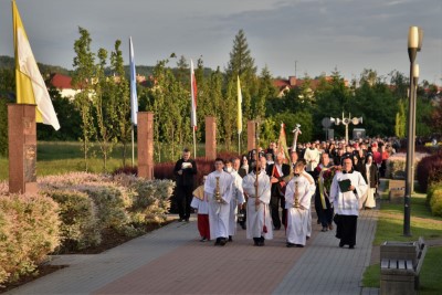 2 czerwca 2021 r., w 30. rocznicę wizyty Jana Pawła II w Rzeszowie, bp Kazimierz Górny i Tadeusz Ferenc odsłonili, a bp Jan Wątroba poświęcił pomnik św. Jana Pawła II w Parku Papieskim w Rzeszowie.  Odsłonięcie i poświęcenie poprzedziła Msza św. w naszej Katedrze pod przewodnictwem bpa Jana Wątroby. Eucharystię koncelebrował bp Edward Białogłowski, abp Edward Nowak i blisko 20 księży. We Mszy św. uczestniczył bp Kazimierz Górny.  Homilię wygłosił bp Edward Białogłowski. Po Komunii Świętej abp Edward Nowak, były sekretarz Kongregacji Spraw Kanonizacyjnych, powiedział o swojej współpracy z Janem Pawłem II.  Po Mszy św. jej uczestnicy przeszli do Parku Papieskiego. Krótkie przemówienia wygłosili: Ewa Leniart, wojewoda podkarpacki, Marek Bajdak, pełniący funkcję prezydenta Rzeszowa, Mieczysław Janowski, były prezydent Rzeszowa i bp Kazimierz Górny, pierwszy ordynariusz diecezji rzeszowskiej.  Pomnik odsłonił bp Kazimierz Górny i Tadeusz Ferenc, były prezydent Rzeszowa, a poświęcania dokonał bp Jan Wątroba.  Na początku października 2020 r. w Parku Papieskim zamontowano pomnik św. Jana Pawła II, który zastąpił obelisk z tablicą upamiętniającą pobyt papieża w Rzeszowie (obelisk umieszczono kilka metrów obok pomnika). Czterometrowy pomnik przedstawia Ojca Świętego ubranego w liturgiczne szaty, siedzącego na granitowym tronie. Papież w jednej ręce trzyma księgę Pisma Świętego, a drugą wykonuje gest błogosławieństwa. Odlew został wykonany z brązu. Całość znajduje się na granitowym podeście, który oplatają metalowe róże.  Pomnik zaprojektował Eliasz Dyrow, 26-letni malarz i rzeźbiarz z Jarosławia. Dyrow urodził się w polskiej rodzinie mieszkającej w Kijowie. W 2011 r., w ramach repatriacji, przyjechał do Jarosławia, gdzie ukończył Liceum Plastyczne, a następnie Wydział Sztuki Uniwersytetu Rzeszowskiego.  fot. ks. Tomasz Nowak 