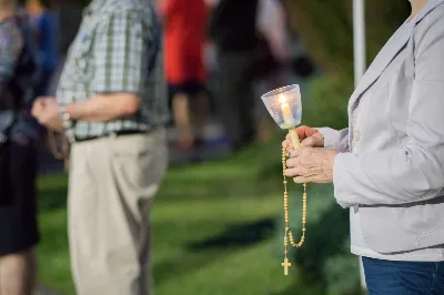 W piątek 13 sierpnia przeżywaliśmy kolejne w tym roku Nabożeństwo Fatimskie. O godz. 18.40 zostały przedstawione prośby i podziękowania do Matki Bożej Fatimskiej, w intencji których sprawowana była także Msza Święta. Eucharystii przewodniczył ks. Piotr Fortuna (proboszcz parafii Rzeszów-Matysówka), homilię zaś wygłosił ks. Jan Pyziak (proboszcz parafii Rzeszów-Matysówka w latach 1985-2018). Po Mszy Świętej wyruszyła procesja z figurą Matki Bożej, podczas której modlitwę różańcową prowadzili przedstawiciele parafii Rzeszów-Zalesie wraz ze swoim duszpasterzem ks. Marcinem Jaraczem. Modlitwę ubogaciła obecność Orkiestry Dętej pod dyrekcją Tadeusza Cielaka. Nabożeństwo zakończył Apel Jasnogórski. fot. Małgorzata Ryndak