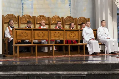 W Wielki Piątek 15.04.2022 r. w Katedrze Rzeszowskiej Liturgii na cześć Męki Pańskiej przewodniczył bp Jan Wątroba.
Mękę naszego Pana Jezusa Chrystusa według świętego Jana śpiewali:
ks. Julian Wybraniec - Jezus
Karol Baraniewicz - Ewangelista
ks. Szczepan Węglowski - Inni
Chór WSD Rzeszów pod dyrekcją ks. dra Andrzeja Widaka
fot. Joanna Prasoł