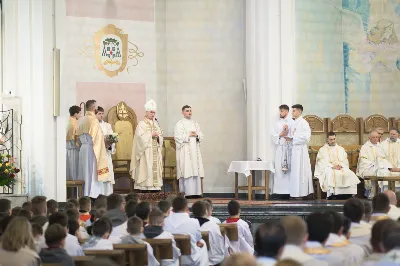 W Wielki Czwartek o godz. 10.00 w naszej Katedrze bp Jan Wątroba przewodniczył Mszy Krzyżma. Jest ona wyrazem jedności i wspólnoty duchowieństwa diecezji. Podczas tej Mszy Świętej biskup poświęcił olej chorych, katechumenów oraz olej krzyżma. Księża koncelebrujący z biskupem Eucharystię odnowili przyrzeczenia kapłańskie.
W koncelebrze wzięli udział bp Kazimierz Górny, bp Edward Białogłowski oraz 179 kapłanów z całej diecezji. W Eucharystii wzięli również udział licznie zebrani ministranci, lektorzy, animatorzy, ceremoniarze, członkowie scholi parafialnych i dziewczęcej służby maryjnej.
fot. Małgorzata Ryndak