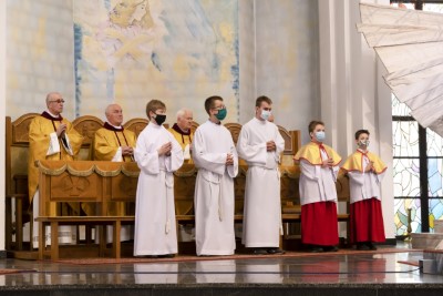 W piątek (11 czerwca) obchodziliśmy Uroczystość Najświętszego Serca Pana Jezusa - nasz odpust parafialny. Dziękujemy za tak liczny udział! Kazania odpustowe wygłosił ks. dziekan Krzysztof Szopa, proboszcz parafii Osobnica, były wikariusz naszej parafii. O godz. 18.00 uroczystej Mszy Świętej przewodniczył bp Jan Ozgi z Kamerunu (wikariusz katedralny w latach 1981-1985). Podczas Mszy Świętej zaśpiewał Katedralny Chór Chłopięco-Męski Pueri Cantores Resovienses i zagrała orkiestra dęta.  fot. Joanna Prasoł