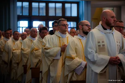 W Wielki Czwartek o godz. 10.00 w naszej Katedrze bp Jan Wątroba przewodniczył Mszy Krzyżma. Jest ona wyrazem jedności i wspólnoty duchowieństwa diecezji. Podczas tej Mszy Świętej biskup poświęcił olej chorych, katechumenów oraz olej krzyżma. Księża koncelebrujący z biskupem Eucharystię odnowili przyrzeczenia kapłańskie. W koncelebrze wzięli udział bp Kazimierz Górny, bp Edward Białogłowski oraz ponad 200 kapłanów z całej diecezji. W Eucharystii wzięli również udział licznie zebrani ministranci, lektorzy, animatorzy, ceremoniarze, członkowie scholi parafialnych i dziewczęcej służby maryjnej. Podczas Mszy Świętej zaśpiewał chór męski pod dyrekcją ks. Andrzeja Widaka. Przy organach zasiadł ks. Julian Wybraniec. fot. Piotr Szorc