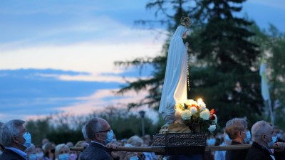 W czwartek 13 maja przeżywaliśmy uroczyste Nabożeństwo Fatimskie. Naszym modlitwom przewodniczył ks. dr Sławomir Jeziorski, prefekt i wykładowca Wyższego Seminarium Duchownego w Rzeszowie. O godz. 18.45 zostały przedstawione prośby i podziękowania do Matki Bożej Fatimskiej, w intencji których sprawowana była także Msza Święta. W koncelebrze uczestniczył ks. Piotr Tarnawski, radca Nuncjatury Apostolskiej w Moskwie, ks. Jan Młynarczyk, emerytowany proboszcz parafii Matki Bożej Królowej Polski i św. Jana Kantego w Sandomierzu i ks. Krzysztof Gołąbek, proboszcz parafii katedralnej i kustosz sanktuarium. Po Mszy Świętej wyruszyła procesja z figurą Matki Bożej. Nabożeństwo zakończył Apel Jasnogórski. fot. Małgorzata Ryndak