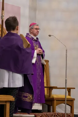 W Środę Popielcową (14 lutego) biskup Jan Wątroba odprawił w katedrze rzeszowskiej Mszę Świętą na rozpoczęcie Wielkiego Postu. Homilię wygłosił ks. dr Paweł Koleśnikowicz, który prowadzi rekolekcje wielkopostne w parafii katedralnej. Podczas Eucharystii odbył się obrzęd posypania głów popiołem. Śpiew podczas liturgii prowadziła Katedralna Schola Liturgiczna. Liturgia była transmitowana przez Radio VIA. fot. Joanna Prasoł