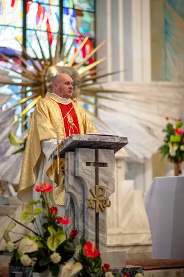 „Na swoje życie i swoje kapłaństwo trzeba popatrzeć w świetle Bożej miłości. Inaczej go nie pojmiemy ani my, ani ci, którzy będą na nas patrzeć” – mówił bp Jan Wątroba podczas Mszy św. z udzieleniem święceń prezbiteratu. 4 czerwca 2022 r. w kościele katedralnym jedenastu diakonów diecezji rzeszowskiej przyjęło sakrament kapłaństwa.
Do grona neoprezbiterów diecezji rzeszowskiej należą: ks. Sebastian Bełz z parafii w Nienadówce, ks. Krzysztof Lampart z parafii w Rudnej Wielkiej, ks. Mateusz Łachmanek z parafii w Lipinkach, ks. Karol Migut z parafii w Jasionce, ks. Marcin Murawski z parafii katedralnej w Rzeszowie, ks. Adrian Pazdan z parafii w Zagorzycach, ks. Tomasz Sienicki z parafii w Bieździedzy, ks. Dominik Świeboda z parafii w Palikówce, ks. Piotr Wąsacz z parafii bł. Władysława Findysza w Rzeszowie, ks. Mateusz Wojtuń z parafii w Święcanach oraz ks. Wiktor Zoła z parafii w Cieklinie.
Mszy św. przewodniczył i święceń udzielił bp Jan Wątroba. Eucharystię koncelebrowało około osiemdziesięciu księży, m.in: przełożeni Wyższego Seminarium Duchownego w Rzeszowie oraz proboszczowie i wikariusze z parafii rodzinnych neoprezbiterów. W Mszy św. uczestniczył abp Edward Nowak, bp Kazimierz Górny i bp Edward Białogłowski.
Zebranych w kościele katedralnym powitał ks. Krzysztof Gołąbek, proboszcz parafii.
W homilii bp Jan Wątroba nawiązał do słów z Ewangelii według św. Jana w których Chrystus tłumaczy co to znaczy być dobrym pasterzem. „Być kapłanem w Kościele Chrystusowym to znaczy mieć udział w Jego pasterskiej misji i stale upodabniać się do Dobrego Pasterza, który zna owce, karmi je, broni i jest gotów oddać życie dla ich dobra” – mówił hierarcha.
Po homilii odbył się obrzędy święceń: przyrzeczenie czci i posłuszeństwa Biskupowi Ordynariuszowi, Litania do Wszystkich Świętych podczas której kandydaci leżeli krzyżem, nałożenie rąk, modlitwa święceń oraz namaszczenie rąk krzyżmem i wręczenie chleba i wina. Podczas Liturgii Eucharystycznej nowo wyświęceni po raz pierwszy wyciągnęli dłonie nad chlebem i winem wypowiadając słowa konsekracji.
Na zakończenie Mszy św. ks. Tomasz Sienicki, podziękował w imieniu nowo wyświęconych wszystkim, którzy przyczynili się do przygotowania ich do kapłaństwa. Słowa wdzięczności, m.in. przełożonym Wyższego Seminarium Duchownego w Rzeszowie i rodzicom neoprezbiterów, wypowiedział bp Jan Wątroba. 
W drodze do zakrystii neoprezbiterzy zatrzymali się przy figurze Matki Bożej Fatimskiej zawierzając swoje kapłaństwo Matce Bożej.
W niedzielę, 5 czerwca, w Uroczystość Zesłania Ducha Świętego, neoprezbiterzy będą sprawować w swoich rodzinnych parafiach uroczyste Msze św. prymicyjne, a w najbliższych tygodniach otrzymają skierowania do parafii.

Fot. ks. Jakub Nagi oraz biala-wrona.pl
