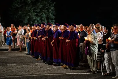 W środę 13 września przeżywaliśmy kolejne w tym roku Nabożeństwo Fatimskie. O godz. 18.40 zostały przedstawione prośby i podziękowania do Matki Bożej Fatimskiej, w intencji których sprawowana była także Msza Święta. Eucharystii przewodniczył i homilię wygłosił ks. Marek Kotwa – wikariusz parafii pw. Św. Michała Archanioła w Rzeszowie. Po Mszy Świętej wyruszyła procesja z figurą Matki Bożej, podczas której modlitwę różańcową prowadzili przedstawiciele parafii pw. Św. Jadwigi Królowej wraz ze swoimi duszpasterzami: ks. Tomaszem Gałuszką oraz ks. Łukaszem Mariuszycem, zaś figurę Matki Bożej nieśli przedstawiciele Bractwa św. Michała Archanioła, Rycerzy Kolumba oraz Związku Strzeleckiego "Strzelec". Modlitwę ubogaciła obecność Orkiestry Dętej pod dyrekcją Tadeusza Cielaka. Nabożeństwo zakończył Apel Jasnogórski. fot. Jola Warchoł