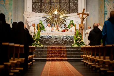 Mszy Świętej w święto Ofiarowania Pańskiego przewodniczył bp Jan Wątroba. W Eucharystii z okazji Dnia Życia Konsekrowanego uczestniczyli przedstawiciele sióstr i braci zakonnych, pustelnic, dziewic i wdów konsekrowanych oraz członków instytutów świeckich. Eucharystię koncelebrował ks. Stanisław Kamiński, wikariusz biskupi ds. zakonnych, a także 8 kapłanów. Homilię wygłosił bp Jan Wątroba. Śpiew podczas Mszy Świętej prowadziła Katedralna Schola Liturgiczna pod kierunkiem ks. Juliana Wybrańca przy akompaniamencie organowym Wiesława Siewierskiego. Fot. Paulina Lęcznar