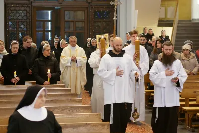 2 lutego 2019 r., w Święto Ofiarowania Pańskiego, w naszej Katedrze spotkały się osoby konsekrowane z diecezji rzeszowskiej. Po godzinnej adoracji Najświętszego Sakramentu uczestniczyli w Mszy św., której przewodniczył bp Jan Wątroba. Eucharystię koncelebrowali: ks. Stanisław Mac, emerytowany proboszcz parafii katedralnej, ks. Stanisław Kamiński, wikariusz biskupim ds. zakonnych oraz w większości duchowni zakonni. Na terenie diecezji rzeszowskiej mieszka, modli się i pracuje blisko 500 osób konsekrowanych. W 64 domach zakonnych żeńskich pracuje 329 sióstr zrzeszonych w 20 instytutach zakonnych, a w 11 domach zakonnych męskich – 130 zakonników zrzeszonych w 9 instytutach. Ponadto działają instytuty świeckie oraz wdowy i dziewice konsekrowane. fot. ks. Tomasz Nowak