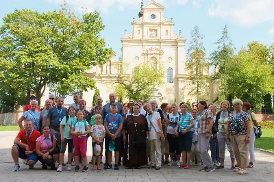 W ostatnią sobotę sierpnia katedralni parafianie pod opieką księdza proboszcza Krzysztofa Gołąbka pielgrzymowali do klasztoru na Świętym Krzyżu oraz Kielc.
Pierwszym punktem był spacer na platformę widokowo-obserwacyjną, gdzie mogliśmy podziwiać jedne z największych gołoborzy w Polsce. Gołoborza łysogórskie tworzą interesujące pola kamieni pośród lasów Puszczy Jodłowej. Nasyceni malowniczymi widokami udaliśmy się do Klasztoru Oblatów, gdzie z przewodnikiem zwiedziliśmy kryptę księcia Jeremiego Wiśniowieckiego, poznaliśmy historię powstawania Klasztoru oraz jego burzliwe dzieje. Zwiedziliśmy muzeum misyjne Ojców Oblatów i dotarliśmy do kaplicy, gdzie znajdują się relikwie drzewa Krzyża Świętego. W skupieniu i refleksji uczestniczyliśmy w modlitwie, błogosławieństwie i ucałowaniu relikwiarza.
Najważniejszym punktem na naszym pielgrzymim szlaku była Msza Święta sprawowana przez księdza proboszcza Krzysztofa Gołąbka w intencjach wszystkich uczestników pielgrzymki. Była ona dla nas szczególnym przeżyciem, ponieważ była odprawiana w Bazylice Mniejszej pw. Trójcy Świętej, sąsiadującej z kaplicą, w której znajduje się cząstka Ziemi Świętej – relikwie Świętego Krzyża. Po Mszy Świętej przyszedł czas na indywidualne zwiedzanie – wykorzystaliśmy go, aby wejść na platformę widokową wieży, skąd rozpościerają się wspaniałe i zachwycające widoki.
Następnie pojechaliśmy do Kielc, gdzie przy słonecznej pogodzie spacerowaliśmy po Rezerwacie Kadzielnia, podziwiając dawny kamieniołom, Skałkę Geologów, Pomnik Dekalogu oraz amfiteatr kielecki.
Z uwagi na wspaniały wystrój i wyjątkowe zabytki Bazyliki Katedralnej Wniebowzięcia Najświętszej Maryi Panny, ta świątynia na długo pozostanie w naszej pamięci. Podziwialiśmy również znajdujący się obok Bazyliki były Pałac Biskupów Krakowskich (obecnie znajduje się tam Muzeum Narodowe) oraz znajdujący się za nim ogród włoski.
Wycieczkę zakończyliśmy spacerem po rynku kieleckim, gdzie mogliśmy zobaczyć wyjątkowe mieszczańskie kamienice sprzed 150 lat.
Czas pielgrzymki był dla wszystkich pielgrzymów dobrze i owocnie spędzonym dniem. Nie zabrakło w nim modlitwy i refleksji, a także zachwytu nad pięknem przyrody i historycznymi zabytkami. Zachęcamy wszystkich do udziału w kolejnych pielgrzymkach.
Agnieszka i Arkadiusz Sowa
fot. Andrzej Kotowicz 