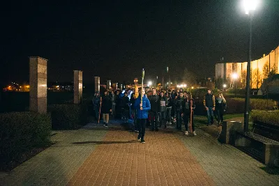 W piątek 5.04.2019 r. o godz. 20.00 odbyła się Droga Krzyżowa w Parku Papieskim. Nabożeństwu przewodniczył ks. Marcin Pater. fot. Dariusz Kamiński