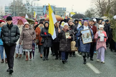 W Niedzielę Palmową (2 kwietnia 2023 r.) odbył się „Marsz modlitewny ze św. Janem Pawłem II”, który rozpoczął się przy Kościele akademickim pw. Św. Jadwigi Królowej. Wśród osób biorących udział w wydarzeniu obecni byli m. in.: Ewa Leniart, wojewoda podkarpacki, Marcin Warchoł, sekretarz stanu w Ministerstwie Sprawiedliwości, a także władze lokalne, samorządowcy, służby mundurowe, przedstawiciele instytucji, szkół, fundacji, stowarzyszeń katolickich, a także kapłani i siostry zakonne.
Uczestnicy udali się do katedry rzeszowskiej, gdzie następnie odbyła się Eucharystia, której przewodniczył bp Jan Wątroba. W liturgii wzięli udział także: abp Edward Nowak, bp Edward Białogłowski, bp Kazimierz Górny, ks. infułat Wiesław Szurek i 25 kapłanów.
W homilii bp Wątroba mówił m. in., iż „ze smutkiem obserwujemy, jak wielu atakuje osobę i nauczanie św. Papieża, powtarzając nieuzasadnione i bezpodstawne oskarżenia i zniewagi. A jeszcze niedawno szczycili się i powoływali na osobiste spotkania, wspólne fotografie, cytowali wypowiedzi. Równie smutne jest to, że czynią to swoi, rodacy. W żadnym innym narodzie nie ma takich złośliwości, agresji i ataków na pamięć o św. Janie Pawle II. Tym bardziej potrzeba naszej jedności i solidarności w przypominaniu Jego świadectwa, Jego słów, gestów i trwałych dzieł”.
„Módlmy się i my za tych, którzy chcą zniszczyć pamięć i dobre imię św. Jana Pawła II, by Pan dał im łaskę opamiętania. A sami z tym większą gorliwością realizujmy program, który nam zostawił w swoim testamencie św. Jan Paweł II Wielki” – zachęcał biskup rzeszowski.
Po Mszy św. wierni wraz z biskupami przeszli do Parku Papieskiego. Tam, modlono się pod pomnikiem św. Jana Pawła II, gdzie złożono kwiaty, zapalono znicze, a także odśpiewano Apel Jasnogórski poprzedzony wspomnieniami o św. Janie Pawle II, które wypowiedział ks. Stanisław Słowik. Modlitwę zakończył śpiew „Barki”. 