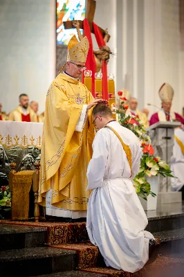 „Na swoje życie i swoje kapłaństwo trzeba popatrzeć w świetle Bożej miłości. Inaczej go nie pojmiemy ani my, ani ci, którzy będą na nas patrzeć” – mówił bp Jan Wątroba podczas Mszy św. z udzieleniem święceń prezbiteratu. 4 czerwca 2022 r. w kościele katedralnym jedenastu diakonów diecezji rzeszowskiej przyjęło sakrament kapłaństwa.
Do grona neoprezbiterów diecezji rzeszowskiej należą: ks. Sebastian Bełz z parafii w Nienadówce, ks. Krzysztof Lampart z parafii w Rudnej Wielkiej, ks. Mateusz Łachmanek z parafii w Lipinkach, ks. Karol Migut z parafii w Jasionce, ks. Marcin Murawski z parafii katedralnej w Rzeszowie, ks. Adrian Pazdan z parafii w Zagorzycach, ks. Tomasz Sienicki z parafii w Bieździedzy, ks. Dominik Świeboda z parafii w Palikówce, ks. Piotr Wąsacz z parafii bł. Władysława Findysza w Rzeszowie, ks. Mateusz Wojtuń z parafii w Święcanach oraz ks. Wiktor Zoła z parafii w Cieklinie.
Mszy św. przewodniczył i święceń udzielił bp Jan Wątroba. Eucharystię koncelebrowało około osiemdziesięciu księży, m.in: przełożeni Wyższego Seminarium Duchownego w Rzeszowie oraz proboszczowie i wikariusze z parafii rodzinnych neoprezbiterów. W Mszy św. uczestniczył abp Edward Nowak, bp Kazimierz Górny i bp Edward Białogłowski.
Zebranych w kościele katedralnym powitał ks. Krzysztof Gołąbek, proboszcz parafii.
W homilii bp Jan Wątroba nawiązał do słów z Ewangelii według św. Jana w których Chrystus tłumaczy co to znaczy być dobrym pasterzem. „Być kapłanem w Kościele Chrystusowym to znaczy mieć udział w Jego pasterskiej misji i stale upodabniać się do Dobrego Pasterza, który zna owce, karmi je, broni i jest gotów oddać życie dla ich dobra” – mówił hierarcha.
Po homilii odbył się obrzędy święceń: przyrzeczenie czci i posłuszeństwa Biskupowi Ordynariuszowi, Litania do Wszystkich Świętych podczas której kandydaci leżeli krzyżem, nałożenie rąk, modlitwa święceń oraz namaszczenie rąk krzyżmem i wręczenie chleba i wina. Podczas Liturgii Eucharystycznej nowo wyświęceni po raz pierwszy wyciągnęli dłonie nad chlebem i winem wypowiadając słowa konsekracji.
Na zakończenie Mszy św. ks. Tomasz Sienicki, podziękował w imieniu nowo wyświęconych wszystkim, którzy przyczynili się do przygotowania ich do kapłaństwa. Słowa wdzięczności, m.in. przełożonym Wyższego Seminarium Duchownego w Rzeszowie i rodzicom neoprezbiterów, wypowiedział bp Jan Wątroba. 
W drodze do zakrystii neoprezbiterzy zatrzymali się przy figurze Matki Bożej Fatimskiej zawierzając swoje kapłaństwo Matce Bożej.
W niedzielę, 5 czerwca, w Uroczystość Zesłania Ducha Świętego, neoprezbiterzy będą sprawować w swoich rodzinnych parafiach uroczyste Msze św. prymicyjne, a w najbliższych tygodniach otrzymają skierowania do parafii.

Fot. ks. Jakub Nagi oraz biala-wrona.pl
