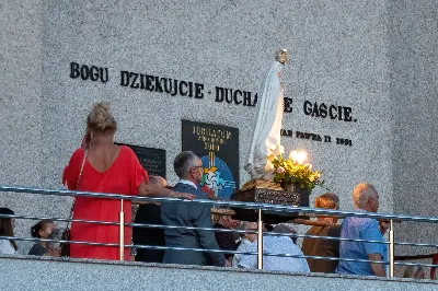 W niedzielę 13 sierpnia przeżywaliśmy kolejne w tym roku Nabożeństwo Fatimskie. O godz. 18.40 zostały przedstawione prośby i podziękowania do Matki Bożej Fatimskiej, w intencji których sprawowana była także Msza Święta. Eucharystii przewodniczył ks. Piotr Fortuna (proboszcz parafii Rzeszów-Matysówka), homilię zaś wygłosił ks. Jan Pyziak (proboszcz parafii Rzeszów-Matysówka w latach 1985-2018). Po Mszy Świętej wyruszyła procesja z figurą Matki Bożej, podczas której modlitwę różańcową prowadzili przedstawiciele parafii Rzeszów-Zalesie wraz ze swoim duszpasterzem ks. Łukaszem Jaskiem. Modlitwę ubogaciła obecność Orkiestry Dętej pod dyrekcją Tadeusza Cielaka. Nabożeństwo zakończył Apel Jasnogórski. fot. Joanna Prasoł