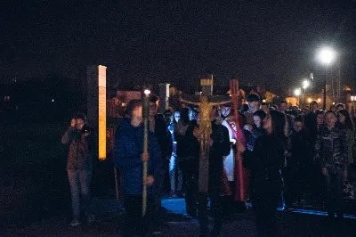 W piątek 5.04.2019 r. o godz. 20.00 odbyła się Droga Krzyżowa w Parku Papieskim. Nabożeństwu przewodniczył ks. Marcin Pater. fot. Dariusz Kamiński