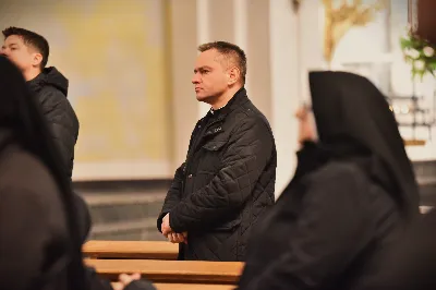 W Katedrze Rzeszowskiej odbyło się nabożeństwo Drogi Krzyżowej, której przewodniczył ks. Paweł Synoś, wikariusz biskupi ds. duchowieństwa. "Dziś sprowadź Mi dusze kapłańskie i zakonne, i zanurz je w niezgłębionym miłosierdziu Moim. One dały Mi moc przetrwania gorzkiej męki; przez nie, jak przez kanały, spływa na ludzkość miłosierdzie Moje." (Dzienniczek 1212) W modlitwie wraz z bp Janem Wątrobą uczestniczyły osoby życia konsekrowanego oraz prezbiterzy posługujący w Diecezji Rzeszowskiej. Nabożeństwo było ofiarowane w intencji wynagrodzenia za grzechy duchowieństwa i osób konsekrowanych, za dusze kapłanów i osób konsekrowanych cierpiące w czyśćcu oraz za tych, którzy odeszli od kapłaństwa i życia zakonnego. Fot. ks. Jakub Oczkowicz