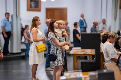 W środę 13 września przeżywaliśmy kolejne w tym roku Nabożeństwo Fatimskie. O godz. 18.40 zostały przedstawione prośby i podziękowania do Matki Bożej Fatimskiej, w intencji których sprawowana była także Msza Święta. Eucharystii przewodniczył i homilię wygłosił ks. Marek Kotwa – wikariusz parafii pw. Św. Michała Archanioła w Rzeszowie. Po Mszy Świętej wyruszyła procesja z figurą Matki Bożej, podczas której modlitwę różańcową prowadzili przedstawiciele parafii pw. Św. Jadwigi Królowej wraz ze swoimi duszpasterzami: ks. Tomaszem Gałuszką oraz ks. Łukaszem Mariuszycem, zaś figurę Matki Bożej nieśli przedstawiciele Bractwa św. Michała Archanioła, Rycerzy Kolumba oraz Związku Strzeleckiego "Strzelec". Modlitwę ubogaciła obecność Orkiestry Dętej pod dyrekcją Tadeusza Cielaka. Nabożeństwo zakończył Apel Jasnogórski. fot. Jola Warchoł