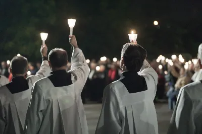 "Gwiazdo śliczna, wspaniała, o fatimska Maryja! Do Ciebie się uciekamy, o Maryjo, Maryjo!" Słowami tej pieśni licznie zgromadzeni w katedralnej świątyni wierni rozpoczęli kolejne w tym roku uroczyste nabożeństwo fatimskie. Wrześniowej modlitwie przewodniczyła parafia pw. Św. Michała Archanioła w Rzeszowie. Wielu parafian przybyło do Katedry w pieszej pielgrzymce pod przewodnictwem księdza Czesława Matuły. Przed Mszą Świętą, przy figurze Pani Fatimskiej, dk. Marcin Murawski odczytał liczne prośby i podziękowania do Matki Bożej. Uroczystej Eucharystii przewodniczył oraz Słowo Boże wygłosił proboszcz parafii pw. Św. Michała Archanioła w Rzeszowie - ks. Michał Bator. Kaznodzieja ukazał wartość i moc modlitwy. Za wzór postawił setnika, który spotyka się z czułym Jezusem. Tak jak Bóg znał potrzeby setnika, tak samo zna i nasze potrzeby i problemy. Jednak, jak przypomniał ks. Michał, każdy z nas musi przyjąć postawę setnika: uznać swój grzech i swoją niemoc. Wtedy Bóg będzie mógł działać w naszym życiu. W dalszej części homilii kaznodzieja przypomniał sylwetkę błogosławionej matki Elżbiety Czackiej, będącej dla nas wzorem cierpliwości i oczekiwania. Potrzebujemy czasu, aby łaska Boża przemieniła nasze serce – przypomniał kaznodzieja. Ta cierpliwość pomaga odkrywać Boży plan na nasze życie. Po zakończeniu Eucharystii wszyscy zgromadzeni wyruszyli w procesji różańcowej z figurą Matki Bożej Fatimskiej oraz relikwiami błogosławionych Hiacynty i Franciszka. Wierni prosili, aby Boże słowo wypełniało się w ich codzienności. Tej części nabożeństwa przewodniczył ks. Jakub Oczkowicz wraz z przedstawicielami parafii pw. Św. Michała Archanioła. Wspólną modlitwę zakończyło odśpiewanie Apelu Jasnogórskiego oraz adoracja Najświętszego Sakramentu. Na koniec ks. Krzysztof Gołąbek – proboszcz Katedry, dziękując wszystkim za obecność i wspólne czuwanie przy Matce Bożej, zaprosił na ostatnie w tym roku, październikowe nabożeństwo fatimskie.  fot. Małgorzata Ryndak