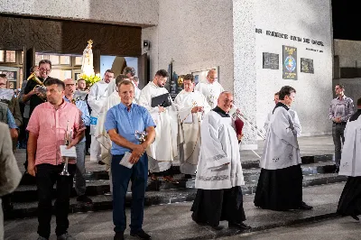 W środę 13 września przeżywaliśmy kolejne w tym roku Nabożeństwo Fatimskie. O godz. 18.40 zostały przedstawione prośby i podziękowania do Matki Bożej Fatimskiej, w intencji których sprawowana była także Msza Święta. Eucharystii przewodniczył i homilię wygłosił ks. Marek Kotwa – wikariusz parafii pw. Św. Michała Archanioła w Rzeszowie. Po Mszy Świętej wyruszyła procesja z figurą Matki Bożej, podczas której modlitwę różańcową prowadzili przedstawiciele parafii pw. Św. Jadwigi Królowej wraz ze swoimi duszpasterzami: ks. Tomaszem Gałuszką oraz ks. Łukaszem Mariuszycem, zaś figurę Matki Bożej nieśli przedstawiciele Bractwa św. Michała Archanioła, Rycerzy Kolumba oraz Związku Strzeleckiego "Strzelec". Modlitwę ubogaciła obecność Orkiestry Dętej pod dyrekcją Tadeusza Cielaka. Nabożeństwo zakończył Apel Jasnogórski. fot. Jola Warchoł