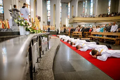 „Na swoje życie i swoje kapłaństwo trzeba popatrzeć w świetle Bożej miłości. Inaczej go nie pojmiemy ani my, ani ci, którzy będą na nas patrzeć” – mówił bp Jan Wątroba podczas Mszy św. z udzieleniem święceń prezbiteratu. 4 czerwca 2022 r. w kościele katedralnym jedenastu diakonów diecezji rzeszowskiej przyjęło sakrament kapłaństwa.
Do grona neoprezbiterów diecezji rzeszowskiej należą: ks. Sebastian Bełz z parafii w Nienadówce, ks. Krzysztof Lampart z parafii w Rudnej Wielkiej, ks. Mateusz Łachmanek z parafii w Lipinkach, ks. Karol Migut z parafii w Jasionce, ks. Marcin Murawski z parafii katedralnej w Rzeszowie, ks. Adrian Pazdan z parafii w Zagorzycach, ks. Tomasz Sienicki z parafii w Bieździedzy, ks. Dominik Świeboda z parafii w Palikówce, ks. Piotr Wąsacz z parafii bł. Władysława Findysza w Rzeszowie, ks. Mateusz Wojtuń z parafii w Święcanach oraz ks. Wiktor Zoła z parafii w Cieklinie.
Mszy św. przewodniczył i święceń udzielił bp Jan Wątroba. Eucharystię koncelebrowało około osiemdziesięciu księży, m.in: przełożeni Wyższego Seminarium Duchownego w Rzeszowie oraz proboszczowie i wikariusze z parafii rodzinnych neoprezbiterów. W Mszy św. uczestniczył abp Edward Nowak, bp Kazimierz Górny i bp Edward Białogłowski.
Zebranych w kościele katedralnym powitał ks. Krzysztof Gołąbek, proboszcz parafii.
W homilii bp Jan Wątroba nawiązał do słów z Ewangelii według św. Jana w których Chrystus tłumaczy co to znaczy być dobrym pasterzem. „Być kapłanem w Kościele Chrystusowym to znaczy mieć udział w Jego pasterskiej misji i stale upodabniać się do Dobrego Pasterza, który zna owce, karmi je, broni i jest gotów oddać życie dla ich dobra” – mówił hierarcha.
Po homilii odbył się obrzędy święceń: przyrzeczenie czci i posłuszeństwa Biskupowi Ordynariuszowi, Litania do Wszystkich Świętych podczas której kandydaci leżeli krzyżem, nałożenie rąk, modlitwa święceń oraz namaszczenie rąk krzyżmem i wręczenie chleba i wina. Podczas Liturgii Eucharystycznej nowo wyświęceni po raz pierwszy wyciągnęli dłonie nad chlebem i winem wypowiadając słowa konsekracji.
Na zakończenie Mszy św. ks. Tomasz Sienicki, podziękował w imieniu nowo wyświęconych wszystkim, którzy przyczynili się do przygotowania ich do kapłaństwa. Słowa wdzięczności, m.in. przełożonym Wyższego Seminarium Duchownego w Rzeszowie i rodzicom neoprezbiterów, wypowiedział bp Jan Wątroba. 
W drodze do zakrystii neoprezbiterzy zatrzymali się przy figurze Matki Bożej Fatimskiej zawierzając swoje kapłaństwo Matce Bożej.
W niedzielę, 5 czerwca, w Uroczystość Zesłania Ducha Świętego, neoprezbiterzy będą sprawować w swoich rodzinnych parafiach uroczyste Msze św. prymicyjne, a w najbliższych tygodniach otrzymają skierowania do parafii.

Fot. ks. Jakub Nagi oraz biala-wrona.pl
