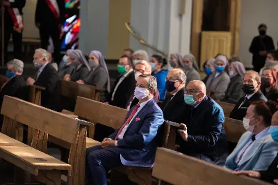 W poniedziałek 18 maja o godz. 18.00 w naszej Katedrze miało miejsce dziękczynienie w stulecie urodzin Karola Wojtyły – św. Jana Pawła II. W tym dniu dziękowaliśmy również i modliliśmy się w intencji naszych Księży Biskupów: Jana – z racji 20. rocznicy sakry biskupiej oraz Kazimierza – z racji 60. rocznicy święceń kapłańskich, a także w intencji naszego Księdza Infułata Stanisława w 60. rocznicę święceń kapłańskich. Eucharystii przewodniczył bp Jan Wątroba. Mszę św. koncelebrowali: bp Kazimierz Górny, bp Edward Białogłowski, infułaci: ks. Stanisław Mac i ks. Wiesław Szurek, księża dziekani oraz duchowni z różnych instytucji diecezji rzeszowskiej.  W Mszy św. uczestniczyły władze państwowe i samorządowe oraz służby mundurowe. fot. Dariusz Kamiński (fotografiarzeszow.com.pl)