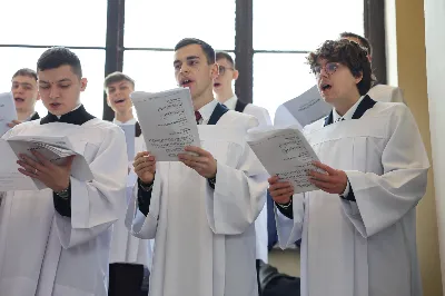 „Eucharystia powinna nas prowadzić do odkrycia kapłańskiej misji Ludu Bożego, kapłańskiej misji każdego z nas” – powiedział Biskup Rzeszowski podczas Mszy Wieczerzy Pańskiej, której przewodniczył w katedrze rzeszowskiej w Wielki Czwartek, 2 kwietnia 2026 r.
Podczas uroczystej liturgii Wielkiego Czwartku w katedrze rzeszowskiej, której przewodniczył bp Jan Wątroba, wierni zostali zaproszeni do refleksji nad tajemnicą Eucharystii, kapłaństwa oraz powołania całego Ludu Bożego do udziału w misji Chrystusa. Na zakończenie homilii biskup zachęcił do szczególnej modlitwy za kapłanów, zwłaszcza tych przeżywających trudności i kryzysy. „Panie Jezu, dobry pasterzu i towarzyszu wędrówki, dziś powierzamy Ci wszystkich kapłanów, ale zwłaszcza tych, którzy przechodzą chwilę kryzysu” – powiedział Biskup Rzeszowski. Wezwał także wspólnotę wiernych do troski o kapłanów poprzez modlitwę, życzliwość i wsparcie.
Wielkoczwartkowa liturgia w katedrze rzeszowskiej stała się nie tylko dziękczynieniem za dar Eucharystii i kapłaństwa, ale także wezwaniem do odnowienia świadomości odpowiedzialności każdego wiernego za życie Kościoła i świadectwo wiary w świecie. fot. ks. Jakub Oczkowicz