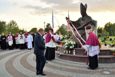 2 czerwca 2021 r., w 30. rocznicę wizyty Jana Pawła II w Rzeszowie, bp Kazimierz Górny i Tadeusz Ferenc odsłonili, a bp Jan Wątroba poświęcił pomnik św. Jana Pawła II w Parku Papieskim w Rzeszowie.  Odsłonięcie i poświęcenie poprzedziła Msza św. w naszej Katedrze pod przewodnictwem bpa Jana Wątroby. Eucharystię koncelebrował bp Edward Białogłowski, abp Edward Nowak i blisko 20 księży. We Mszy św. uczestniczył bp Kazimierz Górny.  Homilię wygłosił bp Edward Białogłowski. Po Komunii Świętej abp Edward Nowak, były sekretarz Kongregacji Spraw Kanonizacyjnych, powiedział o swojej współpracy z Janem Pawłem II.  Po Mszy św. jej uczestnicy przeszli do Parku Papieskiego. Krótkie przemówienia wygłosili: Ewa Leniart, wojewoda podkarpacki, Marek Bajdak, pełniący funkcję prezydenta Rzeszowa, Mieczysław Janowski, były prezydent Rzeszowa i bp Kazimierz Górny, pierwszy ordynariusz diecezji rzeszowskiej.  Pomnik odsłonił bp Kazimierz Górny i Tadeusz Ferenc, były prezydent Rzeszowa, a poświęcania dokonał bp Jan Wątroba.  Na początku października 2020 r. w Parku Papieskim zamontowano pomnik św. Jana Pawła II, który zastąpił obelisk z tablicą upamiętniającą pobyt papieża w Rzeszowie (obelisk umieszczono kilka metrów obok pomnika). Czterometrowy pomnik przedstawia Ojca Świętego ubranego w liturgiczne szaty, siedzącego na granitowym tronie. Papież w jednej ręce trzyma księgę Pisma Świętego, a drugą wykonuje gest błogosławieństwa. Odlew został wykonany z brązu. Całość znajduje się na granitowym podeście, który oplatają metalowe róże.  Pomnik zaprojektował Eliasz Dyrow, 26-letni malarz i rzeźbiarz z Jarosławia. Dyrow urodził się w polskiej rodzinie mieszkającej w Kijowie. W 2011 r., w ramach repatriacji, przyjechał do Jarosławia, gdzie ukończył Liceum Plastyczne, a następnie Wydział Sztuki Uniwersytetu Rzeszowskiego.  fot. ks. Tomasz Nowak 