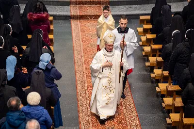 „Nasza wdzięczność jest szczególna wobec osób konsekrowanych za ich czytelne świadectwo wiary i za to, że żyjąc wiarą na co dzień ukazują chrystusowy styl życia” – mówił biskup Jan Wątroba podczas Mszy św. w katedrze rzeszowskiej w święto Ofiarowania Pańskiego. W Eucharystii, z okazji swojego święta patronalnego, uczestniczyły osoby konsekrowane posługujące w diecezji rzeszowskiej.
Mszy św. w katedrze rzeszowskiej przewodniczył bp Jan Wątroba, który modlił się w intencji osób konsekrowanych, przeżywających w święto Ofiarowania Pańskiego (02.02.) swoje święto patronalne. Eucharystię koncelebrował ks. Stanisław Kamiński, wikariusz biskupi ds. zakonnych, a także 9 kapłanów.
Na początku Mszy św. ks. Stanisław Kamiński powitał zebranych i wprowadził w przeżywaną liturgię. Następnie odbył się obrzęd błogosławieństwa świec i procesja z dolnego kościoła do głównej części katedry rzeszowskiej
Homilię wygłosił bp Jan Wątroba, który w pierwszej części, odnosząc się do przeżywanego święta, nawiązał do postawy Matki Najświętszej i św. Józefa. „Maryja uczy nas, że wierność Bogu oznacza wypełnianie prawa Bożego. Ona wypełniła wszystko bez wyjątku. Choć sama nie potrzebowała oczyszczenia, pozostała jednak posłuszna prawu. Skromna, prosta, uboga kobieta, poddana Bogu. W postawie Maryi i Józefa można dostrzec piękną lekcję dla rodziców i wychowawców. Rodzice powinni przedstawiać, czyli zawierzać swoje dzieci Panu Bogu. To jest gest wdzięczności wobec Stwórcy, a także znak wielkiej pokory wobec niełatwej misji rodzicielskiej i wychowawczej. Pełny rozwój człowieka dokonuje się dzięki Bożej łasce, a rodzice powinni się czuć narzędziem Bożej łaski, dlatego powinni często błogosławić swoje dzieci, modlić się za nie i z nimi oraz wciąż na nowo zawierzać je Panu Bogu” – mówił bp Wątroba.
Biskup Rzeszowski odnosząc się do obchodzonego Dnia życia konsekrowanego powiedział: „Trzy elementy wspólnoty: słowo, wierność i otwarcie na Ducha Świętego stanowią istotę życia każdej osoby konsekrowanej. Rozważać słowo Boże, trwać wiernie na modlitwie i być otwartym na to, co Duch Święty chce nam powiedzieć, to wypełnić powołanie do życia konsekrowanego, a jednocześnie wyznać wiarę w Kościół Chrystusowy. Nasza wdzięczność jest szczególna wobec osób konsekrowanych za ich czytelne świadectwo wiary i za to, że żyjąc wiarą na co dzień ukazują chrystusowy styl życia. Towarzyszą nam przez swoją pełną zatroskania miłosierną obecność, ale także przez milczącą obecność przepełnioną modlitwą w intencjach Kościoła, świata, a także poszczególnych osób i wspólnot”.
Po homilii osoby konsekrowane zgromadzone w katedrze odnowiły swoje przyrzeczenia.
Na zakończenie liturgii s. Agata Jakieła CSFN, referentka diecezjalna ds. życia konsekrowanego, podziękowała bp. Janowi Wątrobie za przewodniczenie liturgii i modlitwę w intencji osób życia konsekrowanego.
W Eucharystii w rzeszowskiej katedrze uczestniczyło prawie 100 osób życia konsekrowanego, a pośród nich ojcowie i bracia zakonni, siostry zakonne, wdowy i dziewice konsekrowane oraz członkowie instytutów świeckich. Śpiewy podczas liturgii wykonała Katedralna Schola Liturgiczna pod dyrekcją ks. Juliana Wybrańca, a przy organach zasiadł katedralny organista – Wiesław Siewierski. 

fot. Jola Warchoł