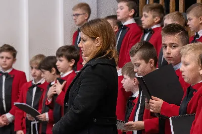 O świcie w Niedzielę Zmartwychwstania została odprawiona uroczysta Mszy św. w rzeszowskiej katedrze. Eucharystię poprzedziła procesja rezurekcyjna z Najświętszym Sakramentem. W oprawie muzycznej celebracji wziął udział katedralny chór chłopięco-męski Pueri Cantores Resovienses oraz katedralna orkiestra dęta.
Dnia 31 marca 2024 r. o godz. 6 w rzeszowskiej katedrze na rozpoczęcie procesji rezurekcyjnej rozbrzmiało zawołanie: „Chrystus zmartwychwstał, prawdziwie zmartwychwstał”. Wyrazem radości paschalnej była procesja z Najświętszym Sakramentem dokoła katedry z udziałem licznie zgromadzonych wiernych, straży grobowej i orkiestry dętej.
Po zakończonej procesji, została odprawiona uroczysta Eucharystia pod przewodnictwem ks. Krzysztofa Gołąbka, prepozyta rzeszowskiej kapituły katedralnej i proboszcza miejscowej wspólnoty parafialnej. Homilię wygłosił ks. Michał Rurak, penitencjarz kapituły, który zachęcał do zgłębiania tajemnicy zmartwychwstania.

„Zmartwychwstania jest czymś jedynym i wyjątkowym w swoim rodzaju. Łatwo napisać i powiedzieć czym zmartwychwstanie nie jest. Ale napisać i powiedzieć czym zmartwychwstanie jest, to zadanie na całe życie, i to nie tylko dla teologa czy księdza. To zadanie dla każdego z nas. Najważniejsze zadanie w życiu, bo ono zdecyduje co z nami będzie” – mówił kaznodzieja.
Ks. Rurak ukazał konsekwencje zmartwychwstania Chrystusa dla każdego wierzącego w kontekście całej historii Boga i człowieka. Mówił: „Zmartwychwstanie nie dotyczy tylko przyszłości, czasu po śmierci. Ono ma także znaczenie dla naszej doczesności. Bo skoro życie ma prowadzić do Zmartwychwstania, to znaczy, że ma wartość samo w sobie, że trzeba je szanować i jak najlepiej przeżyć.”
Na zakończenie Eucharystii transmitowanej przez katolickie Radio „VIA”, katedralny chór chłopięco-męski Pueri Cantores Resovienses pod dyrekcją Aleksandry Fiołek-Matuszewskiej wykonał uroczyste „Alleluja” z oratorium G.F. Haendla. Po zakończonej Mszy św. rezurekcyjnej katedralna orkiestra dęta pod batutą Tadeusza Cielaka odegrała radosne utwory wielkanocne. fot. Joanna Prasoł