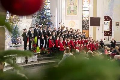 W niedzielę Chrztu Pańskiego w Katedrze Rzeszowskiej wybrzmiały najpiękniejsze polskie kolędy i pastorałki wykonane przez Katedralny Chór Chłopięco-Męski Pueri Cantores Resovienses pod dyrekcją Marcina Florczaka. Chór miał okazję wystąpić kilkukrotnie w Katedrze w czasie liturgicznego okresu Bożego Narodzenia uświetniając swym śpiewem obchodzone uroczystości. Miało to miejsce podczas mszy świętych w niedzielę Świętej Rodziny, w święto św. Jana Apostoła z okazji imienin księdza biskupa Jana Wątroby oraz w uroczystość Objawienia Pańskiego z okazji kolejnej rocznicy przyjęcia sakry biskupiej przez księży biskupów Kazimierza Górnego i Edwarda Białogłowskiego. W ubiegłą niedzielę (9.01) po Mszy Świętej o godz. 12:00 można było znów usłyszeć wiele pięknych, znanych polskich kolęd w wykonaniu chóru, m. in. Bóg się rodzi, Tryumfy Króla Niebieskiego, Przybieżeli do Betlejem czy Cicha noc. Wybrzmiały także mniej znane, ale równie piękne pastorałki: Cicho, cicho pastuszkowie w wykonaniu solisty Eryka Chudzika czy Kołysanka Józefa w wykonaniu solisty Tomasza Nowaka. Solową partią popisał się także Jan Żmuda  w kolędzie Jezus malusieńki. Solistom akompaniował na pianinie chórzysta Maksymilian Rogóż. Chór wykonał także po dwa utwory na głosy męskie (W żłobie leży i Mizerna cicha) oraz na głosy dziecięce (Gore gwiazda i My też pastuszkowie).  Kolędowanie wpisuje się zarówno w kanon liturgii Kościoła katolickiego, jak i w naszą narodową tradycję. Dlatego wszyscy chętnie słuchają tych utworów, jednocześnie włączając się we wspólny śpiew. Także tym razem na zakończenie spotkania Panu Dyrygentowi udało się porwać zgromadzonych wiernych do wspólnego wykonania kolędy Wśród nocnej ciszy. Działalność Katedralnego Chóru Chłopięco-Męskiego Pueri Cantores Resovienses można wesprzeć przekazując 1% podatku na OPP Katolickie Towarzystwo Śpiewacze KRS 0000050601 lub wpłacając darowiznę na cele statutowe na konto bankowe podane na stronie resovienses.org. Beata Świerad fot. Joanna Prasoł